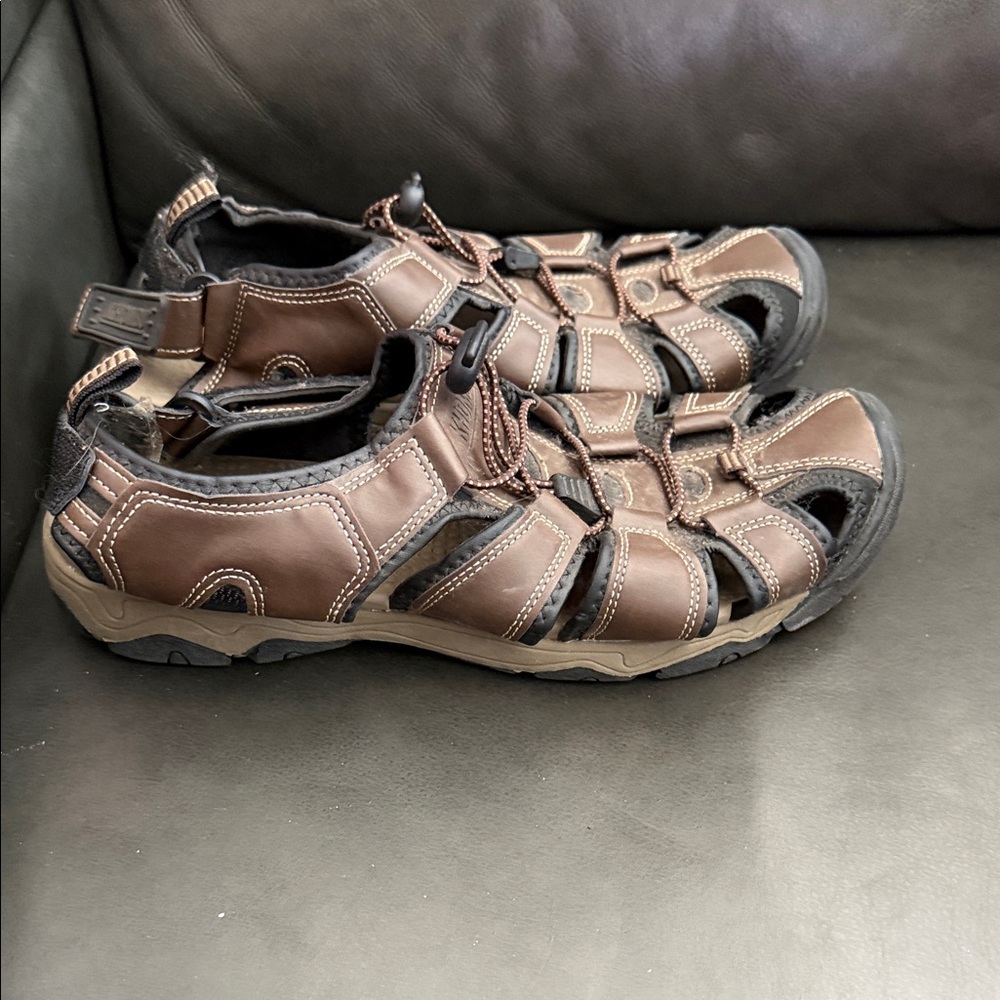 Khombu  Brown and Black Sandals size 10M
